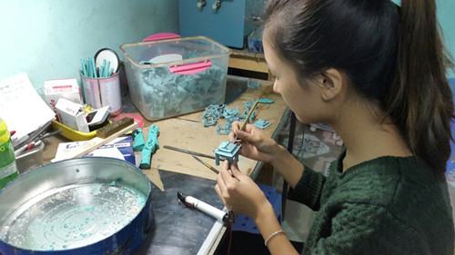 Sau đó sẽ tiến hành đúc rồi làm nguội. Công đoạn cũng chiếm nhiều thời gian nhưng nó giúp làm sạch bề mặt, chỉnh sửa các vết sứt, xước, hoặc các tạp chất dính trên bè mặt.