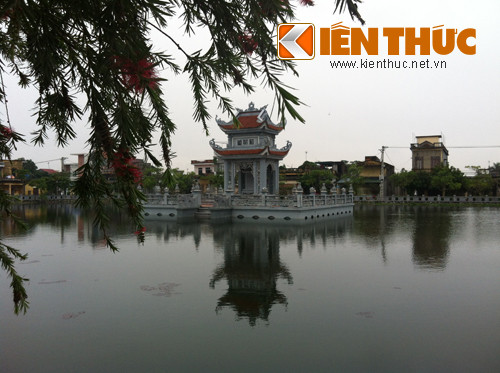 Hồ nước của làng rộng 3 mẫu do ông Tiền đầu tư tôn tạo.