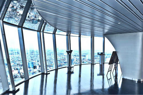 Loại kính cường lực này dày 28mm với 2 lớp kính 8mm mỗi bên và lớp khí cách âm, cách nhiệt dày 12mm ở giữa. Mỗi tấm kính đều phải có độ cong khác nhau. Ngoài ra, hệ thống tường kính có thê thay đổi màu sắc theo mùa và theo thời điểm trong ngày khi tiếp nhận ánh sáng mặt trời.