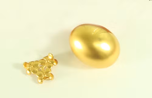 Để làm ra những quả trứng vàng này người ta phải lấy kích thước chuẩn của quả trứng gà rồi tạo mẫu. Đặc biệt là bên trong quả trứng vàng được làm rỗng để quả trứng ho bị đổ.