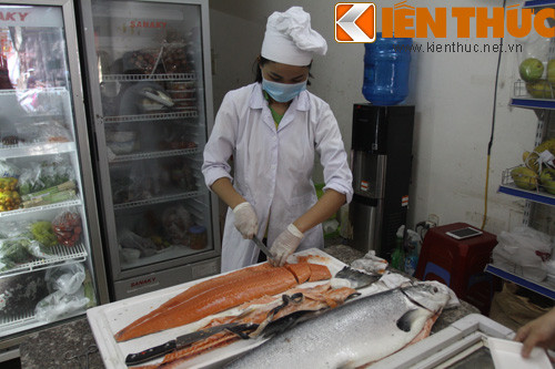 Sau đó, thịt cá sẽ được cắt thành nhiều miếng nhỏ với trọng lượng khoảng 100 -200 g.