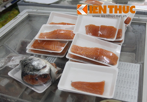 Hiện tại, cá hồi Na Uy phi lê được bán với giá 425.000 đồng/kg, riêng phần đầu, đuôi và xương cá được bán với giá 92.000 đồng/kg.