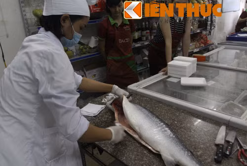 Được biết, những con cá hồi đưa về Việt Nam đã được mổ lấy hết ruột và cấp đông theo đúng quy trình.