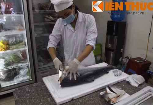 Nhân viên thao tác phi lê cá nhanh gọn và chuyên nghiệp trước sự theo dõi của rất đông khách hàng.