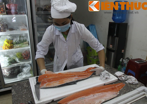 Đặc trưng của thịt cá hồi tươi có màu vàng cam đẹp mắt.