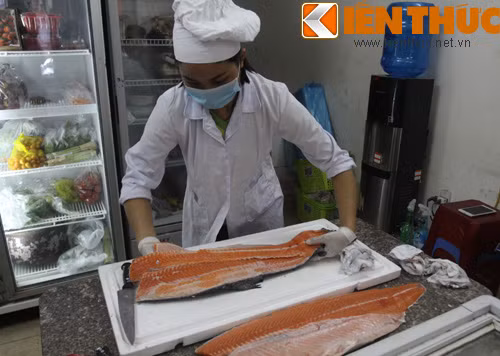 Đặc trưng của thịt cá hồi tươi có màu vàng cam đẹp mắt.