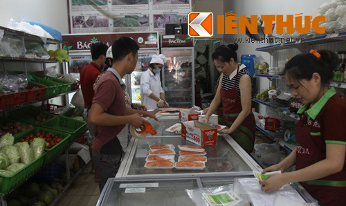 Cá hồi được đóng hộp và bọc cẩn thận, giao cho khách hàng.