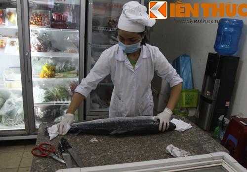 Chị Trần Thị Thanh Thơm, quản lý cửa hàng Bác Tôm (11 Hoàng Văn Thái, Thanh Xuân, Hà Nội) cho biết: Những con cá hồi được bán tại cửa hàng thường là cá hồi nhập từ Na Uy, nặng từ 7 - 10 kg/con. Mỗi lần cửa hàng sẽ phi lê từ 2 đến 3 con.