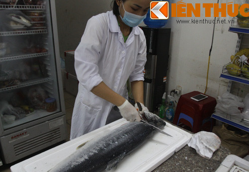Trước khi phi lê cá, nhân viên cửa hàng sẽ phải giã đông cá, vệ sinh dụng cụ và bàn mổ.