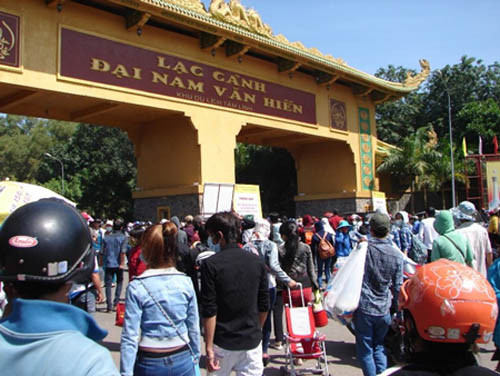 Khách du lịch nô nức đến tham quan KDL Đại Nam trước thông tin đóng cửa.