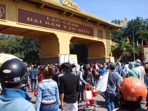 Khách du lịch nô nức đến tham quan KDL Đại Nam trước thông tin đóng cửa.