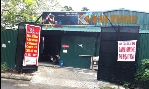 Theo ghi nhận của phóng viên Kiến Thức ngày 28/10 trên địa bàn phường Yên Hòa vẫn tồn tại rất nhiều các cơ sở kinh doanh trên đất các dự án. Ngay trên con đường Trần Kim Xuyến thuộc khu đô thị Yên Hòa, hàng nghìn m2 đất thuộc hai lô A2 và E2 đang được tận dụng để mở quán game, sửa xe, cà phê...