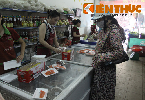 Khách hàng được tận mắt xem phi lê cá hồi và thoải mái lựa chọn những miếng cá tươi ngon nên cảm thấy vô cùng yên tâm về sản phẩm.