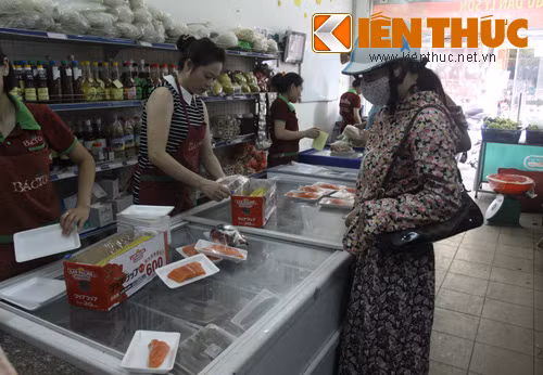 Khách hàng được tận mắt xem phi lê cá hồi và thoải mái lựa chọn những miếng cá tươi ngon nên cảm thấy vô cùng yên tâm về sản phẩm.