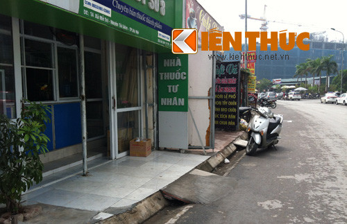 Lãnh đạo phường Yên Hòa cũng đã có lần trả lời báo chí về thực trạng "xẻ thịt đất vàng để kinh doanh" trên địa bàn phường. Theo vị này, đã có các văn bản xử phạt của thanh tra xây dựng quận Cầu Giấy đối với các công ty xây dựng tại các lô đất này. Cụ thể, ngày 29/8, UBND quận Cầu Giấy đã có Quyết định xử phạt hành chính đối với Công ty CP Đầu tư Xây dựng dân dụng Hà Nội với số tiền 40 triệu đồng và buộc Công ty này phải khắc phục hậu quả bằng cách phá dỡ phần công trình xây dựng vi phạm tại lô E2, KĐT mới Yên Hòa.