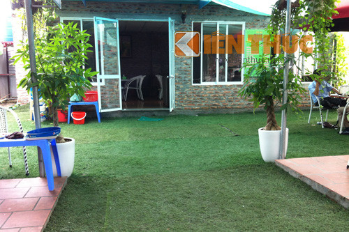 Với cỏ hệ thống cỏ nhân tạo, cây xanh tạo thành khu cà phê sân vườn.