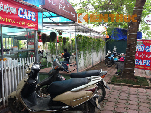 Không chỉ có các hàng quán tạm bợ, nhếch nhác, tại lô E2 còn mọc ra cả một quán cà phê kiên cố được trang trí rất sành điệu.