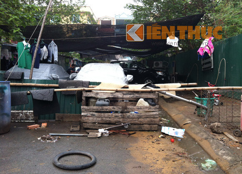 Thật khó có thể tin được lại có dịch vụ rửa xe ngay giữa đường như thế này.