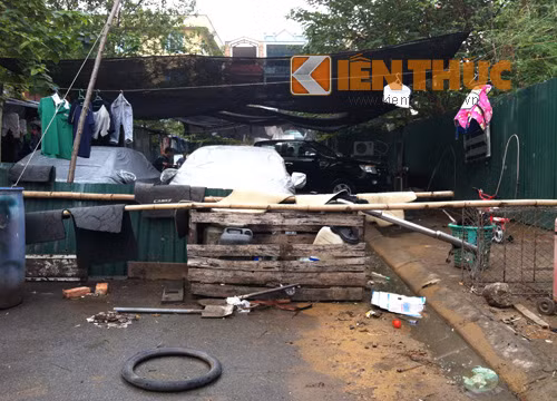 Thật khó có thể tin được lại có dịch vụ rửa xe ngay giữa đường như thế này.