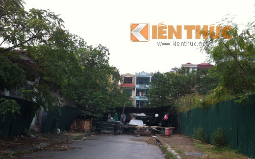 Thậm chí một quán rửa xe còn ngang nhiên làm rào chắn ngay giữa đường, làm ảnh hưởng đến việc đi lại của người dân.