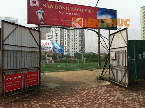 Tại lô đất số 2 Nguyễn Chánh cũng xuất hiện đầy đủ các dịch vụ như sân bóng mi ni, quán ăn, trà đá... 