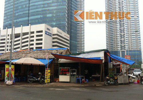 Và không thể không nhắc đến hàng trăm hàng quán từ rửa xe, sửa xe cho đến các quán ăn, cà phê, quầy thuốc... đã mọc lên và cố thủ nhiều năm nay trên lô đất vàng trên đường Dương Đình Nghệ (ngay sau tòa nhà Keangnam).