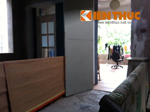 Thận chí là rất bừa bộn với quần áo, chăn chiếu phơi khắp mọi nơi.