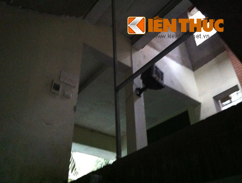 Tuy nhiên, các căn phòng trong nhà cũng chỉ được trang bị rất thô sơ.