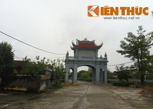 Đường và cổng làng được xây dựng từ năm 2009.