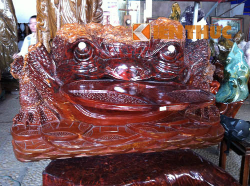 Cóc ngậm tiền làm bằng gỗ hương mang ý nghĩa phong thủy rất được ưa chuộng cũng có giá hàng trăm triệu đồng.