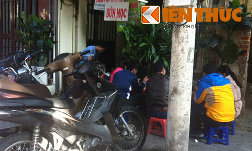 Khách phải ngồi tràn ra vỉa hè để ăn bún mọc vì trong ngõ đã hết chỗ ngồi.