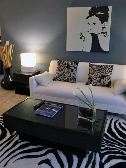 Với phòng khách nhỏ, nên chọn loại thảm miếng, đặt dưới chân bàn khách. Khi mua nên chọn hoa văn của thảm: Hoa văn to đem lại sự ấn tượng mạnh và cá tính cho căn phòng. Trong khi hoa văn nhẹ nhàng lại mang đến sự trang trọng.