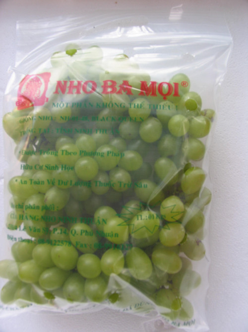 Nho Ba Mọi được đóng gói theo đúng trọng lượng quy định để bán ra thị trường. Hiện nho xanh được bán tại vườn với giá 70.000 đồng/kg. Ảnh: Nho Ba Mọi