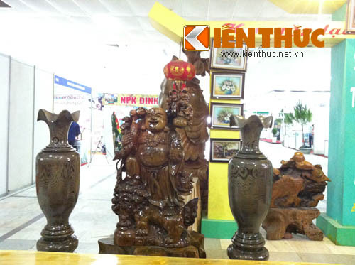 Ngoài ra còn nhiều món nội thất có giá trị khác như tượng Phật bằng gỗ hay những bộ lục bình...