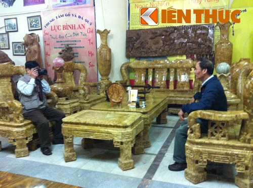 Bộ bàn ghế này được nhiều người yêu thích kiểu dáng sang trọng được làm bằng gỗ vô cùng quý hiếm có giá hàng trăm triệu đồng.