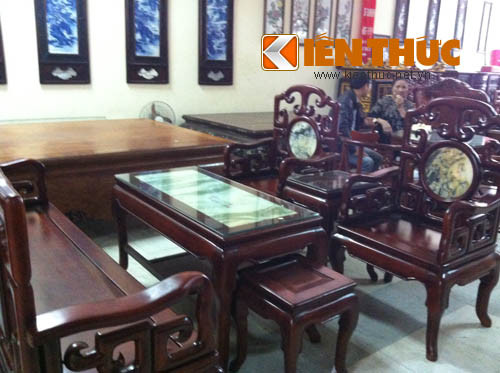 Bộ bàn ghế này mô phỏng lại kiểu nội thất trước đây của người miền Bắc được bán với giá dưới triệu đồng/bộ.