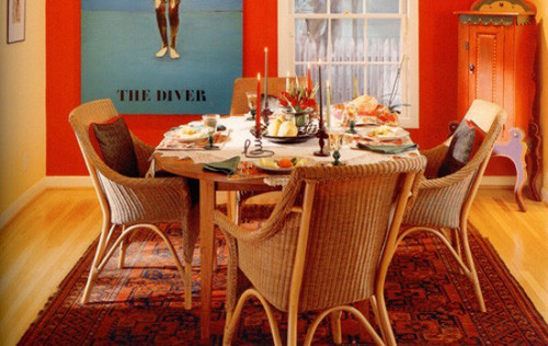 Với phòng ăn nên chọn thảm màu đỏ tạo cảm giác cho bữa ăn thêm ngon.