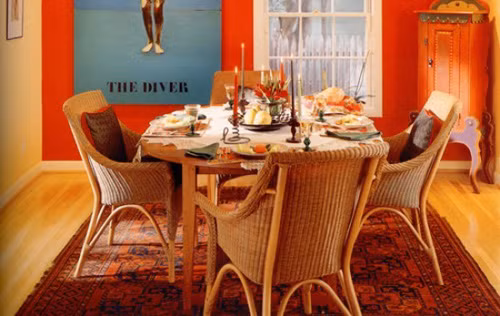 Với phòng ăn nên chọn thảm màu đỏ tạo cảm giác cho bữa ăn thêm ngon.