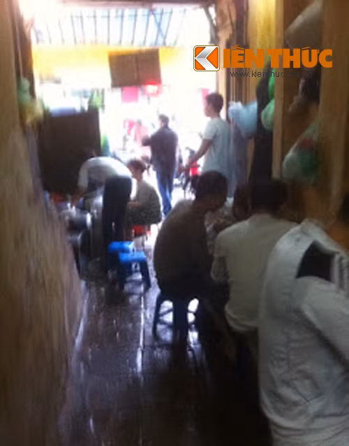 Quán bún mọc là con ngõ nhỏ rộng 1m, dài 20m. Khách phải ngôi quay mặt vào tường để ăn bún.