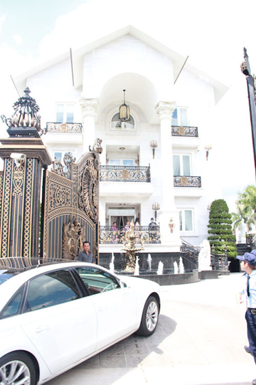 Người đẹp Tăng Thanh Hà đang sống cùng chồng đại gia trong ngôi biệt thự trắng đẹp như mộng tại quận 2, TP HCM. Ngôi nhà có diện tích gần 500m2 và được thiết kế theo lối cổ điển và sang trọng.