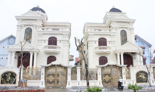 Trong số những đại gia sở hữu biệt thự trắng hoành tráng phải kể đến cặp biệt thự khủng của đại gia đất mỏ Quảng Ninh. Hai ngôi biệt thự này nằm ngày mặt đường vành đai, mặt tiền hướng ra biển Vịnh Hạ Long.