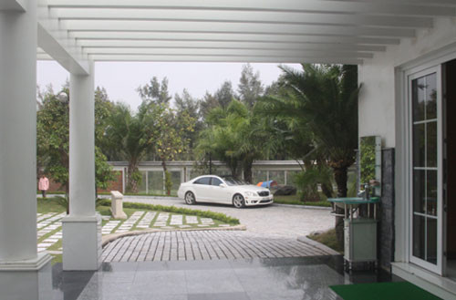 Ngoài ra ông còn là chủ nhân của nhiều tài sản giá trị khác trong đó có 4 chiếc máy bay trực thăng.