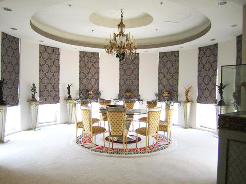 Nổi bật trên nền trắng của ngôi nhà là những đồ nội thất được mạ vàng vô cùng quý phái.