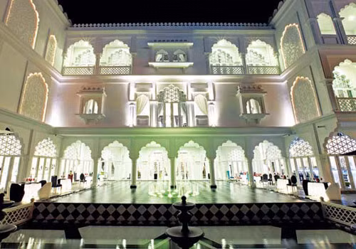 Chủ tịch tập đoàn Khải Silk cũng gây chú ý với tòa lâu đài trắng siêu sang trọng mang tên Tamasago. Tòa lâu đài có giá 15 triệu đô này được Hoàng Khải lấy cảm hứng từ ngôi đền Taj Mahal Ấn Độ, nằm tại số 6 đường Phan Văn Chương, khu đô thị Phú Mỹ Hưng (phường Tân Phong quận 7 - TP HCM).