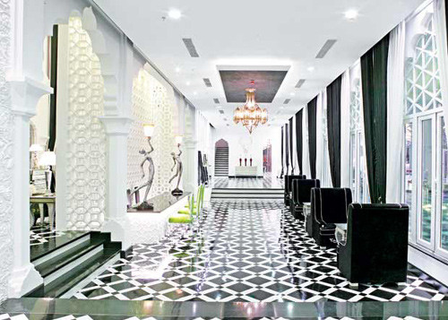 Toà lâu đài có 19 phòng, mỗi phòng được theo một lối khác nhau với toàn bộ nội thất chỉ có hai gam màu chủ đạo trắng và đen.