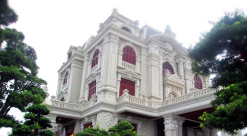 Biệt thự này đã xây dựng cách đây 4 năm nhưng vẫn đang trong thời gian hoàn thiện.