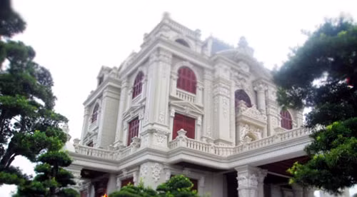 Biệt thự này đã xây dựng cách đây 4 năm nhưng vẫn đang trong thời gian hoàn thiện.