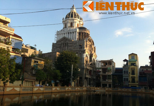 Công trình tòa lâu đài đã hoàn thiện hầu như toàn bộ phần bên ngoài, chỉ còn phần sơn màu.