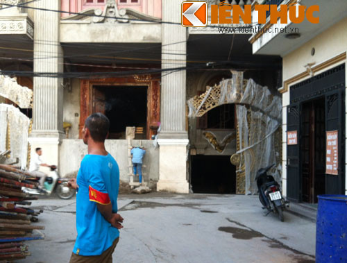 Bảo vệ công trình không cho ai quay phim chụp ảnh tòa lâu đài.