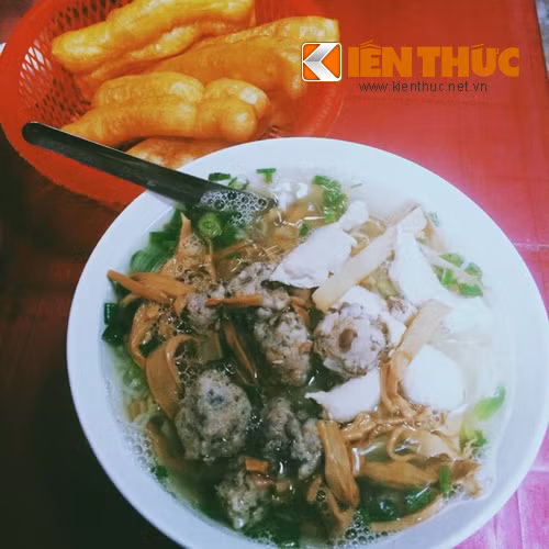 Một bát bún mọc có giá từ 20.000 - 25.000 đồng.